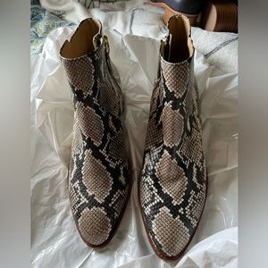 NWT Women’s exotic snakeskin design leather ankle boot, ivory & black, 1.5” heel